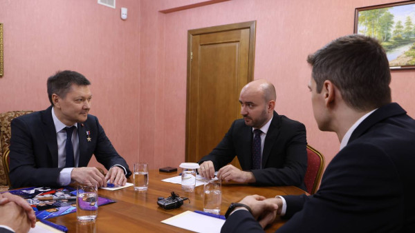 Губернатор Вячеслав Федорищев встретился с космонавтами Олегом Кононенко и Николаем Чубом