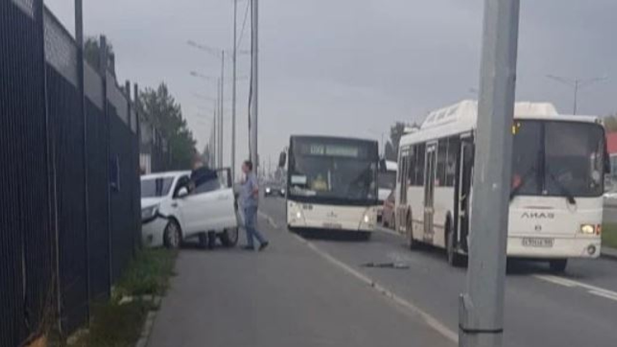 В Самаре 18 сентября 2022 года столкнулись автобус и легковой автомобиль –  Новости Самары и Самарской области – ГТРК Самара