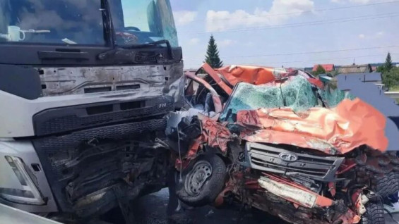 Водитель «Гранты» погиб в страшном ДТП с фурой под Самарой