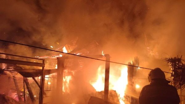 Под Самарой крупный пожар в жилом доме тушили практически 3 часа