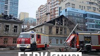 В центре Самары загорелось деревянное здание 