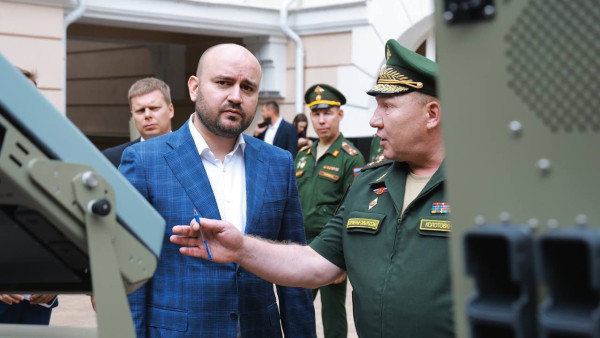 В Самаре губернатор Вячеслав Федорищев передал в зону СВО более 900 БПЛА и 5 бронеавтомобилей 