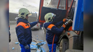 Под Самарой на трассе М-5 столкнулись сразу три грузовика 