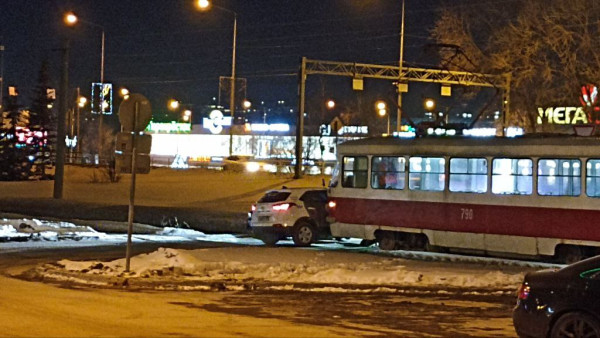 В Самаре на улице Ново-Садовая трамвай въехал в иномарку вечером 18 января 
