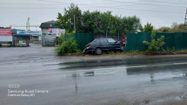 "Не оптовик приехал": в Самаре машина перепрыгнула забор овощебазы