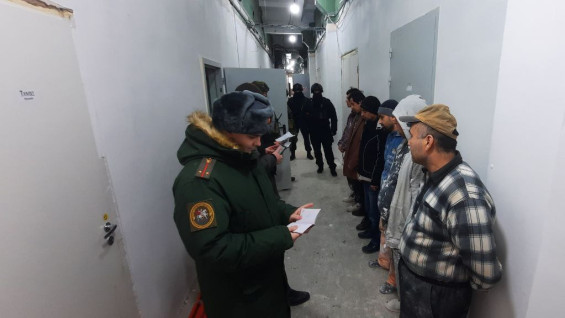 В Самаре силовики нагрянули с проверкой на стройку с мигрантами