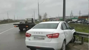 Под Самарой Лада Веста въехала в отбойник после ДТП с Жигулями