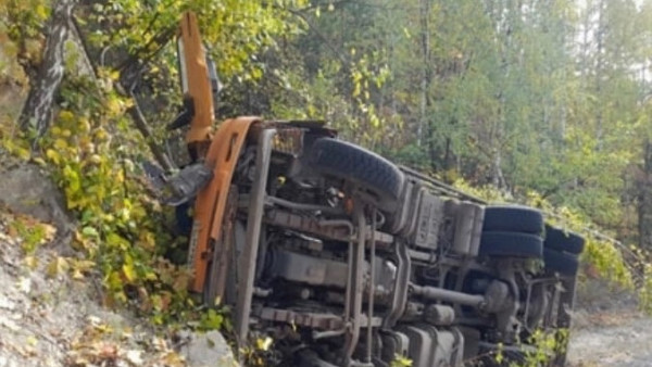 В Самарской области грузовик Shacman «прилег» на обочину 