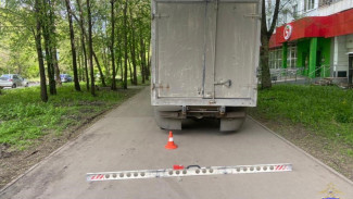 В Самаре грузовик сбил пенсионерку на тротуаре