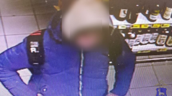 Появились кадры нападения женщины с ножом на кассира в Самарской области