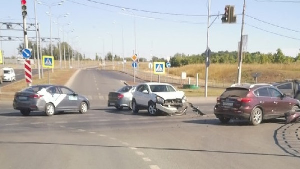 Осколки пластика и железа разбросаны по всей дороге: в Самаре 20 августа произошло жесткое ДТП