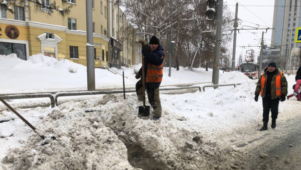 В Самаре затопило улицу Ново-Садовую из-за прорыва трубы 23 февраля 2023 года 