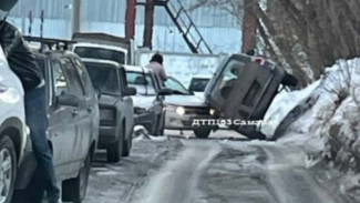 На узкой улице Самары очевидцы застали "свальный грех"