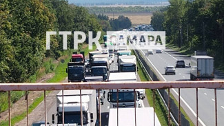 Сотни машин застряли в многокилометровой пробке на трассе М-5 под Самарой 8 августа 2024