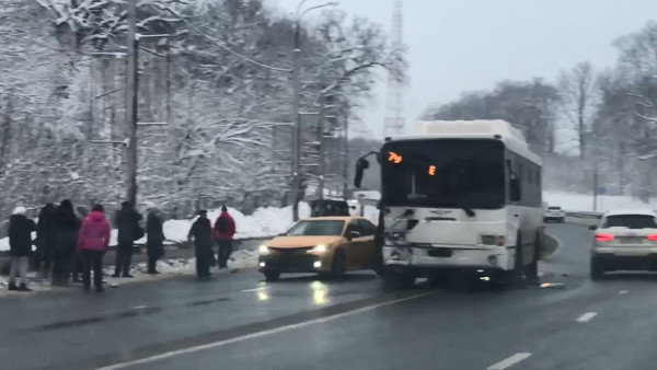 В Самаре напротив телевышки «Орион» автобус с 20 пассажирами столкнулся с трактором 