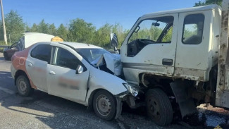 Водитель Renault Logan погиб в ДТП с грузовиком под Самарой
