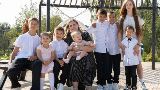 Губернатор Самарской области Вячеслав Федорищев помог семье с 10 детьми, у которой сгорел дом