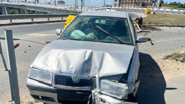 Самарский водитель на Skoda Octavia "атаковал" дорожный знак