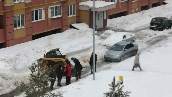 Истекал кровью под ковшом: в Южном городе под Самарой рабочий погиб во время уборки снега