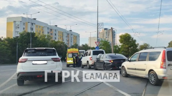 Автобус врезался в иномарку на дублёре Ново-Садовой в Самаре