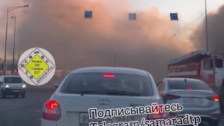 Полыхает на всю округу: в Самаре горит шаурмичная 