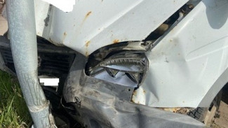 В Самаре иномарка сильно пострадала в ДТП с ГАЗелью