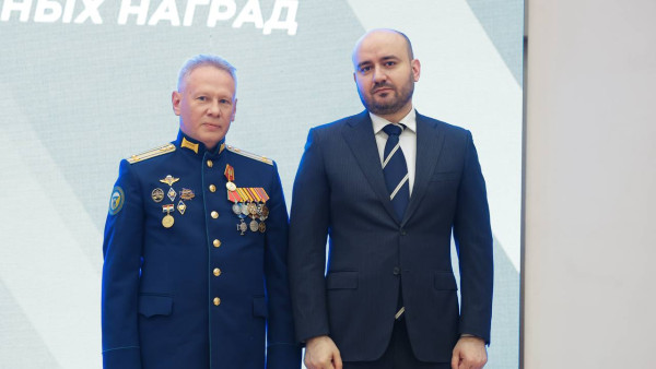 Губернатор Федорищев вручил госнаграды жителям Самарской области накануне Дня России