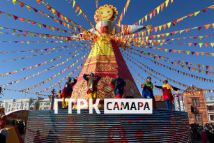 Появились кадры массовых гуляний самарцев на Масленицу на пл. Куйбышева 22 февраля