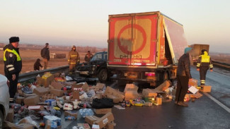 В Самарской области 20 ноября после массового ДТП с грузовиком дорогу засыпало вкусненьким 