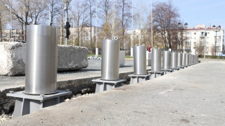 На площади Куйбышева началась установка 64 противотаранных столбов