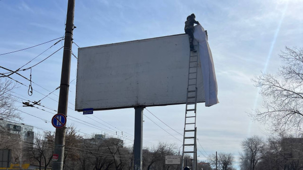 В Самаре удаляют рекламу с фасадов ТЦ