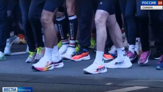 Десять тысяч атлетов из разных регионов России и десяти стран мира встретили рассвет на площади Куйбышева 