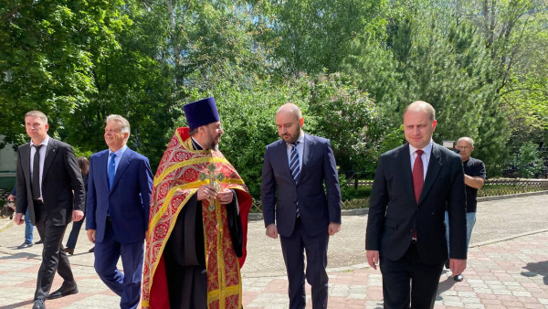 Вячеслав Федорищев наградил Дмитрия Лескина Почётным знаком «За служение людям»