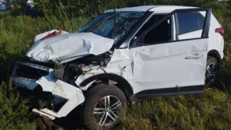 В Самарской области иномарка влетела в дерево