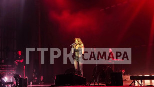 В Самаре Анна Асти спела с фанатом и призналась, что наливает в стакан на концерте