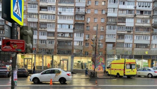 Автомобиль Renault сшиб школьника на "зебре" в Кировском районе Самары