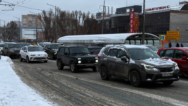 В Самаре тысячи машин застряли в девятибалльных пробках 30 декабря
