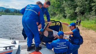 Спасатели эвакуировали пострадавшего с Грушинской поляны после тяжелейшей травмы 