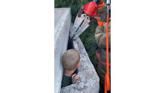 В Самарской области 8-летний ребенок застрял в бетонных плитах