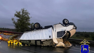 Под Самарой на трассе М-5 нефтевоз столкнулся с ВАЗ 2110 и перевернулась ГАЗель