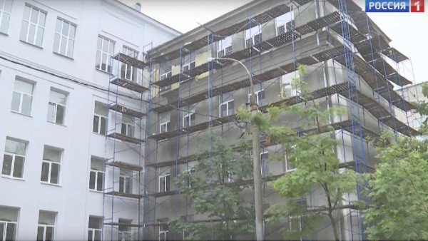 Иван Носков проинспектировал ход ремонтных работ в образовательных учреждениях города