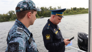 Самарские приставы на Волге помогли владельцу катера на месте оплатить долг