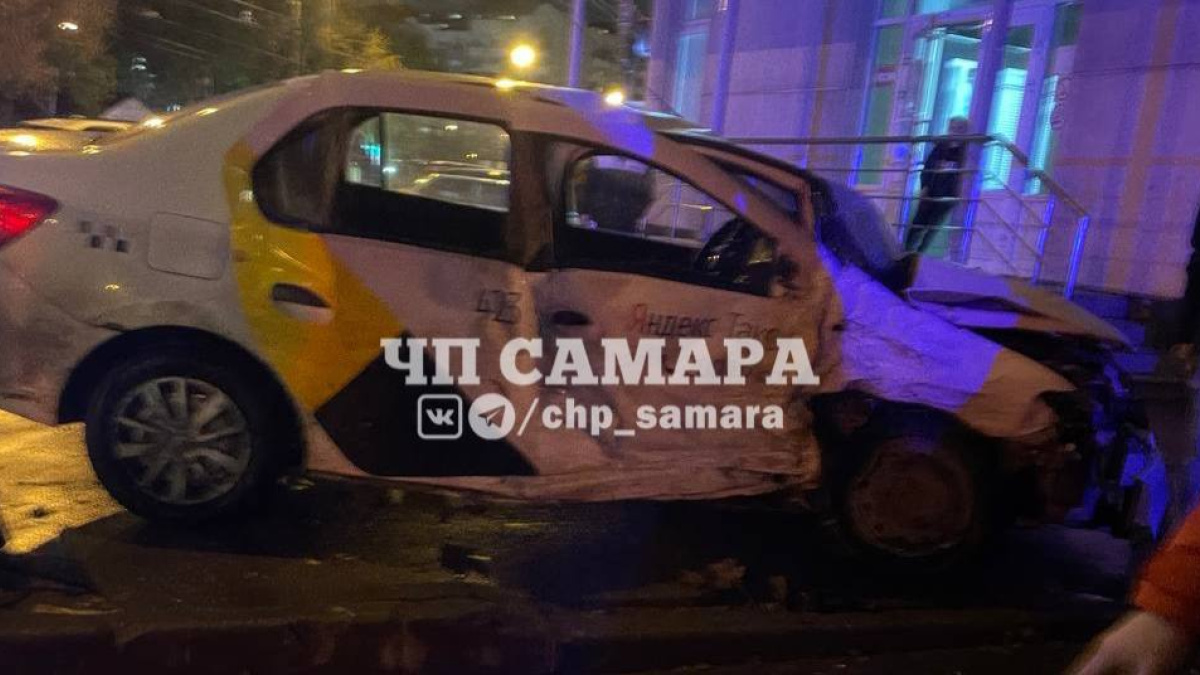 В Самаре такси с тремя пассажирами попало в жёсткое ДТП – Новости Самары и  Самарской области – ГТРК Самара