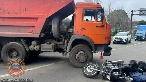 В Самаре 17 сентября КамАЗ столкнулся с мотоциклом: байкер оказался в больнице