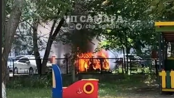 В Самаре на ул. Ново-Вокзальной загорелся автомобиль