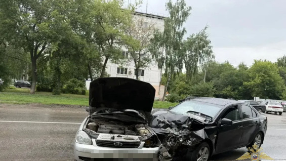В Самарской области пожилой водитель Lada Priora погиб в столкновении с Mitsubishi