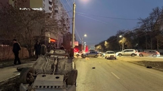 В Самаре Lada Granta перевернулась на крышу после ДТП с Kia Rio