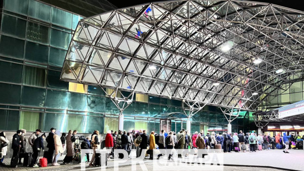 В Самаре у ЖД вокзала ночью образовалась гигантская очередь пассажиров