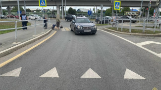 В Самаре 31-летняя женщина оказалась под колесами Mercedes на зебре 