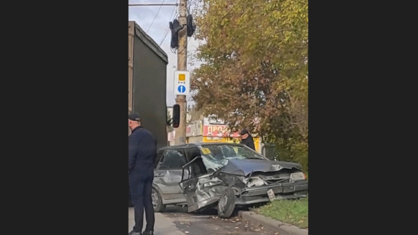 "Лада всмятку": в Тольятти начинающий водитель попал в жестокую аварию 20 октября